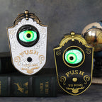 Sonnette de porte avec globe oculaire effrayant