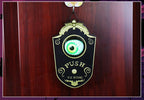 Sonnette de porte avec globe oculaire effrayant