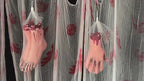 Accessoires représentant des mains et des pieds sectionnés
